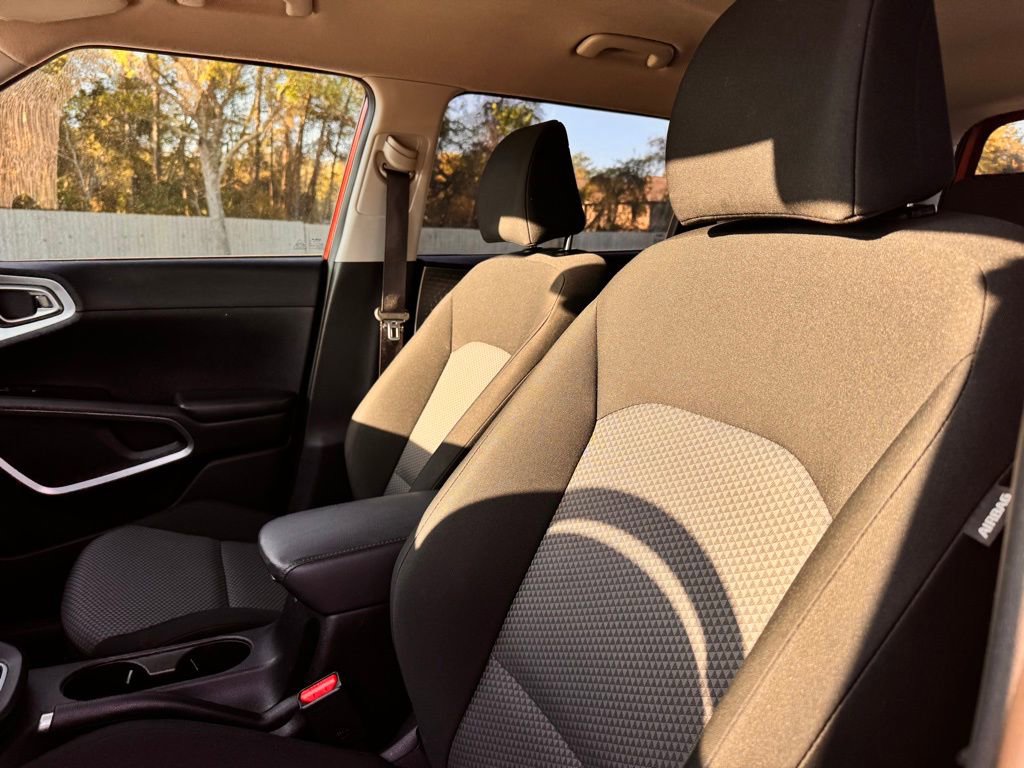 Used 2022 Kia Soul LX image 13