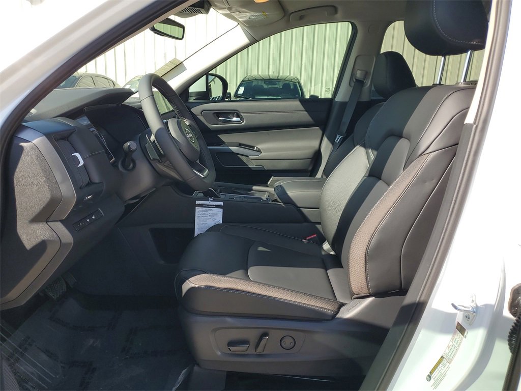 New 2025 Nissan Pathfinder SL image 11