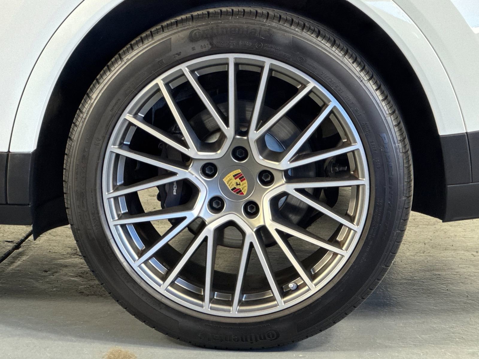 Certified 2023 Porsche Cayenne Platinum Edition image 33