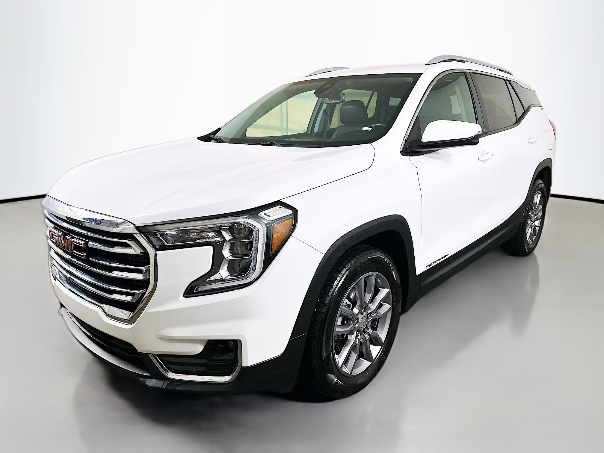 Used 2024 GMC Terrain SLT image 3