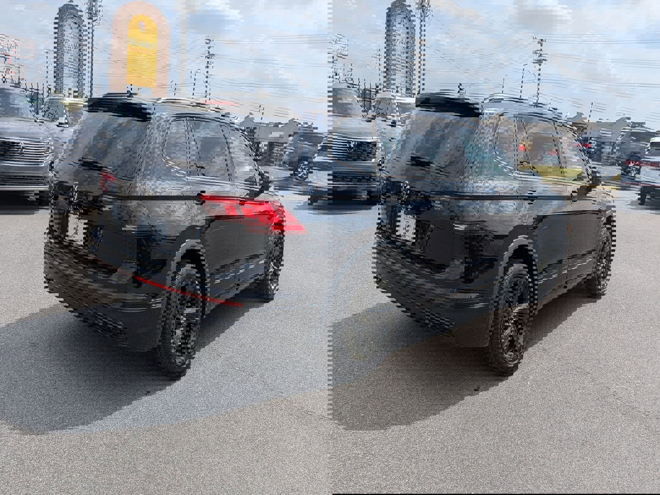 Used 2024 Volkswagen Tiguan SE R-Line image 3