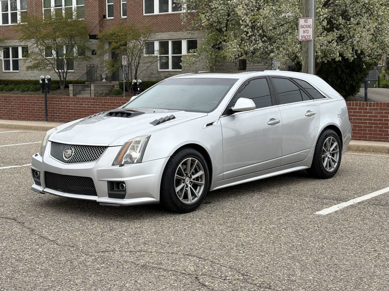 Used 2010 Cadillac CTS Luxury RWD image 2