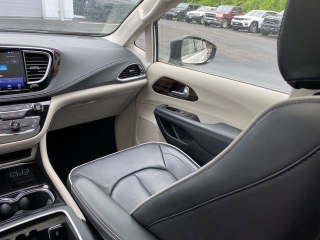 Certified 2024 Chrysler Pacifica Limited FWD image 26