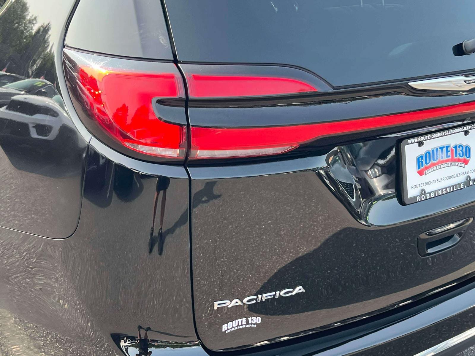 Used 2024 Chrysler Pacifica Limited FWD image 8