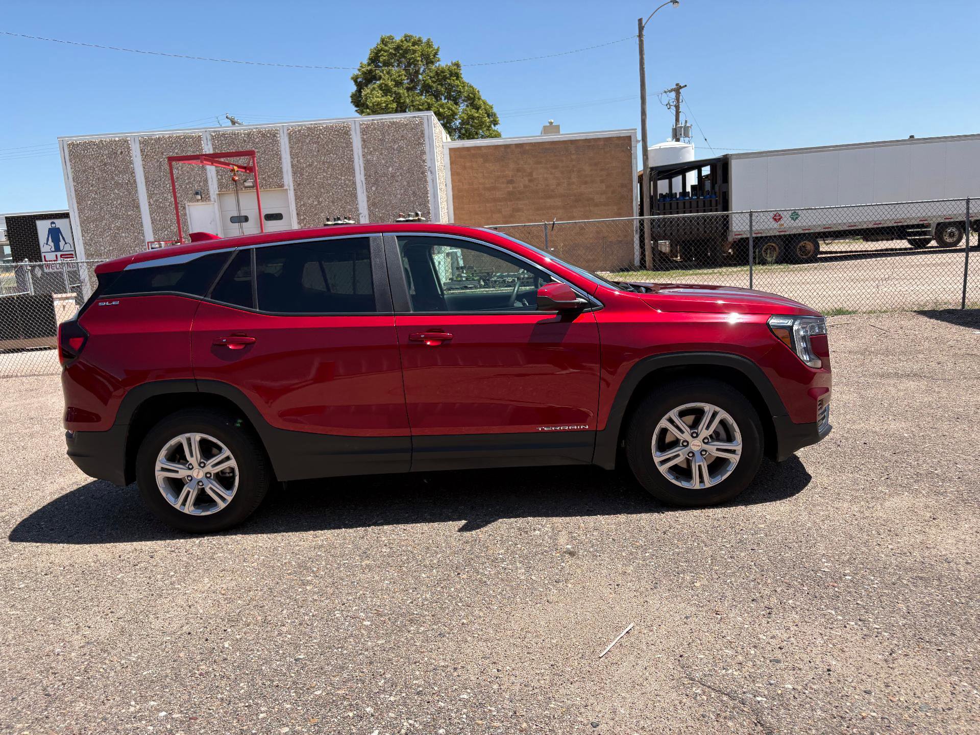 Used 2024 GMC Terrain SLE AWD/4WD image 3