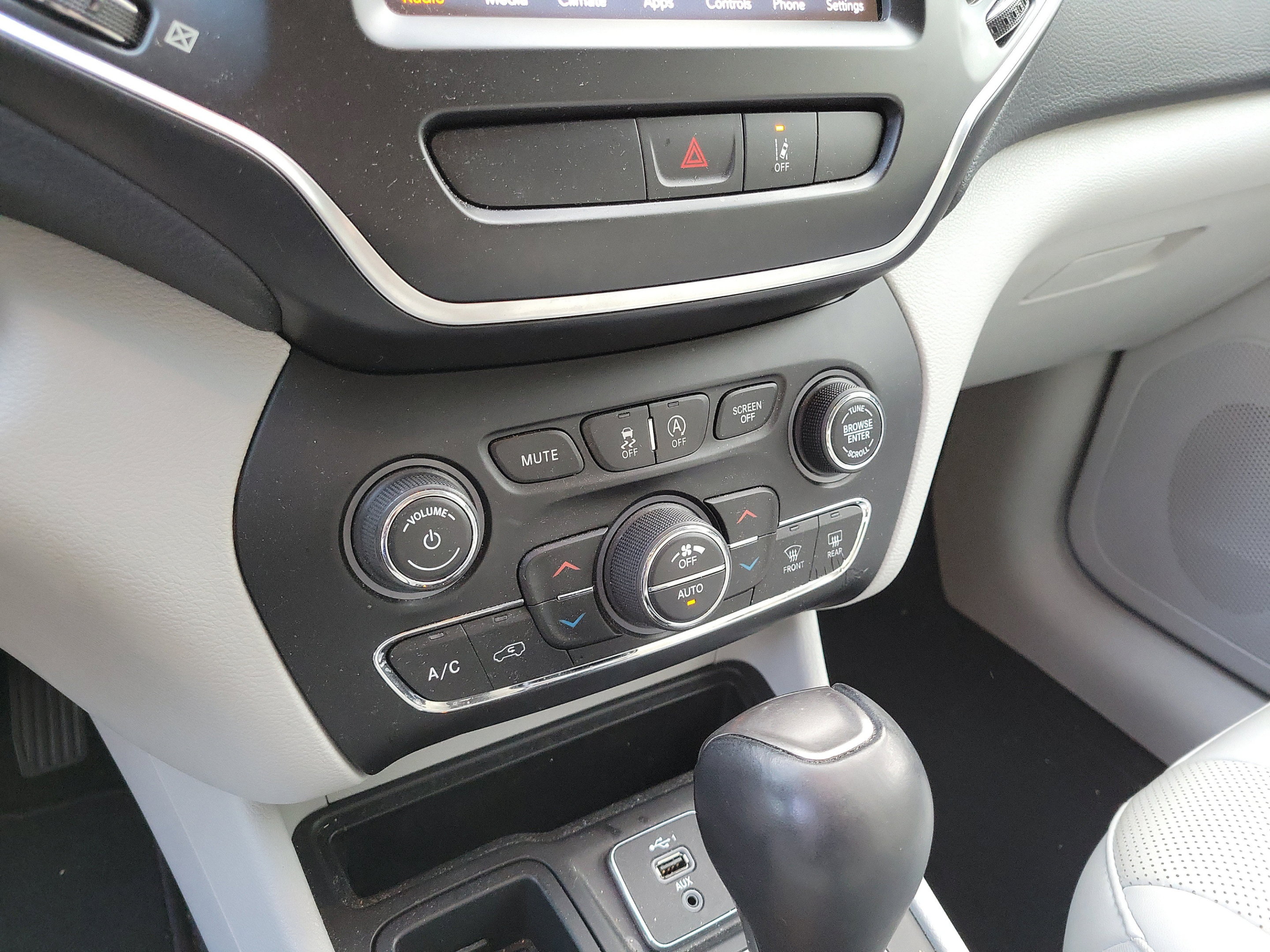 Certified 2022 Jeep Cherokee Latitude Lux w/ Sun & Sound Group FWD image 18