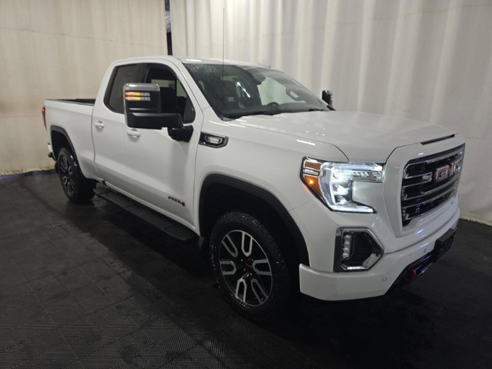 Used 2020 GMC Sierra 1500 AT4 w/ AT4 Premium Package AWD/4WD image 3