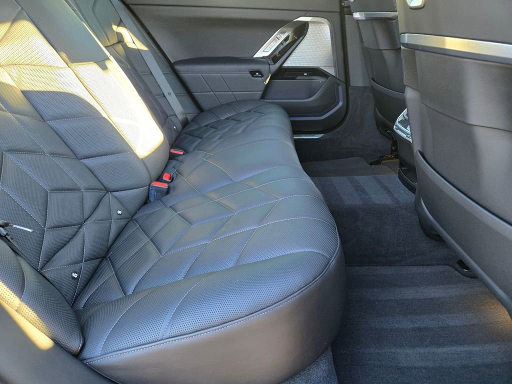 Used 2023 BMW 760i xDrive w/ Parking Assistance Package image 14