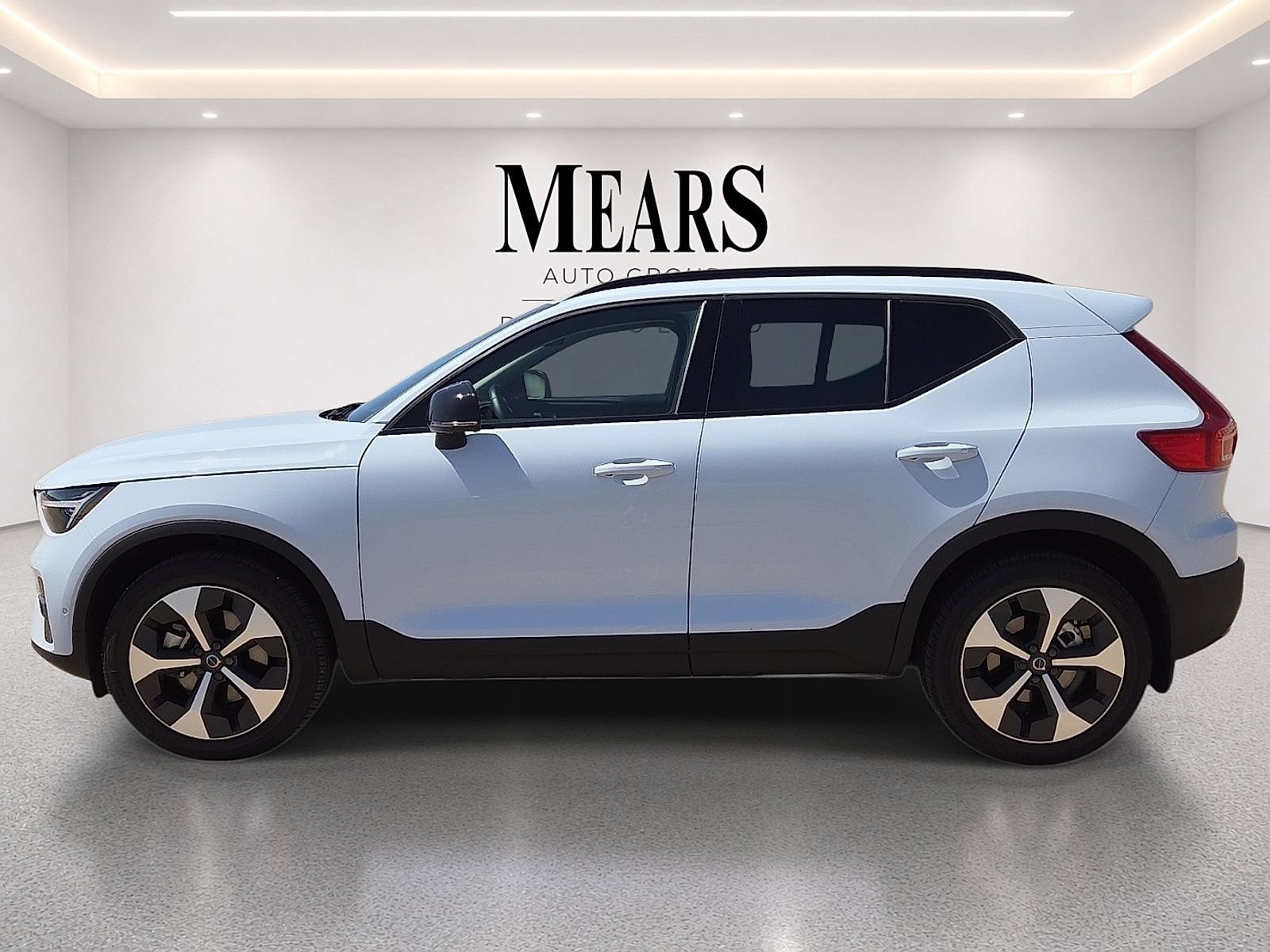 Used 2026 Volvo XC40 B5 Plus AWD/4WD image 3