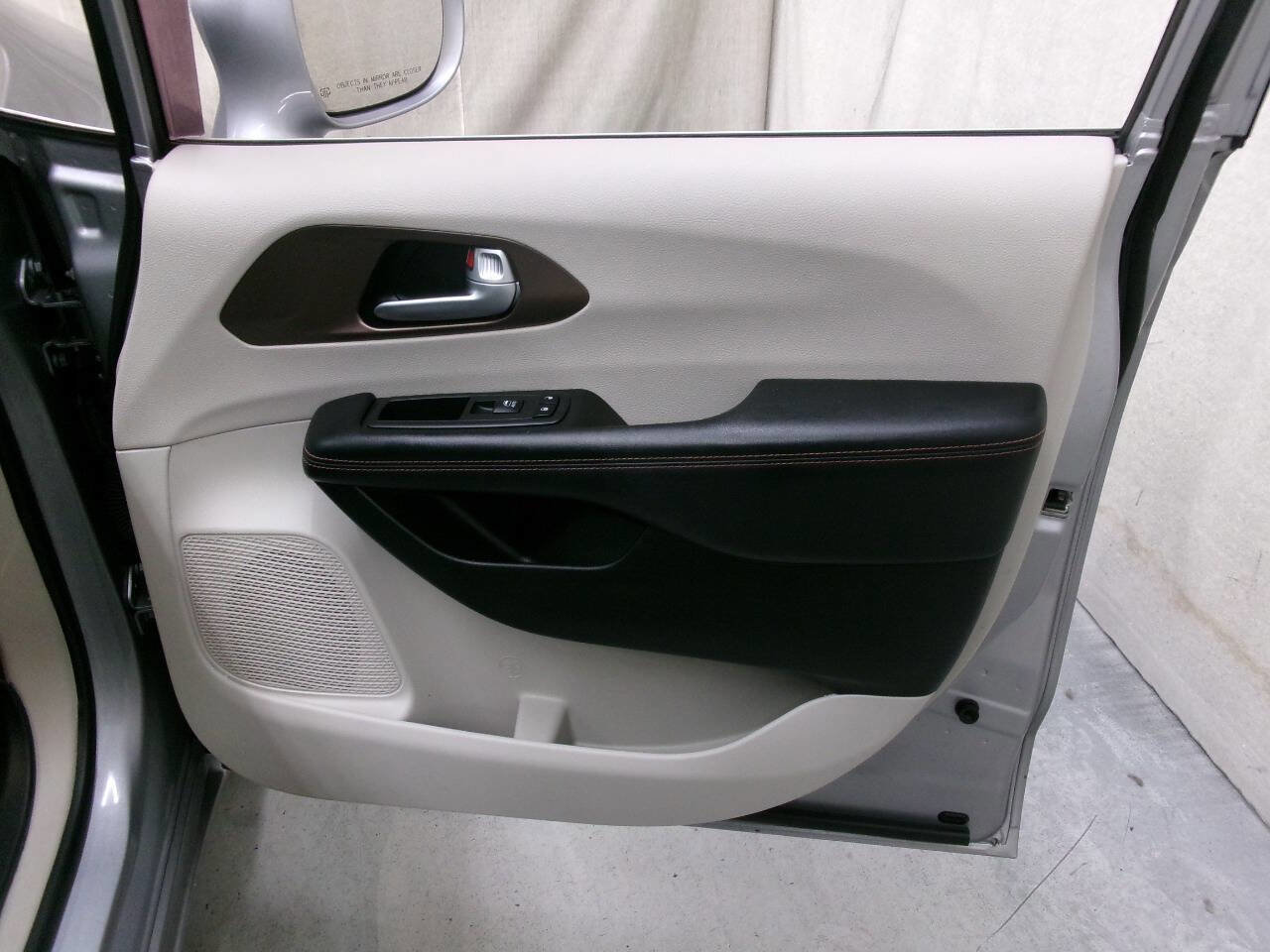 Used 2017 Chrysler Pacifica Touring-L image 22