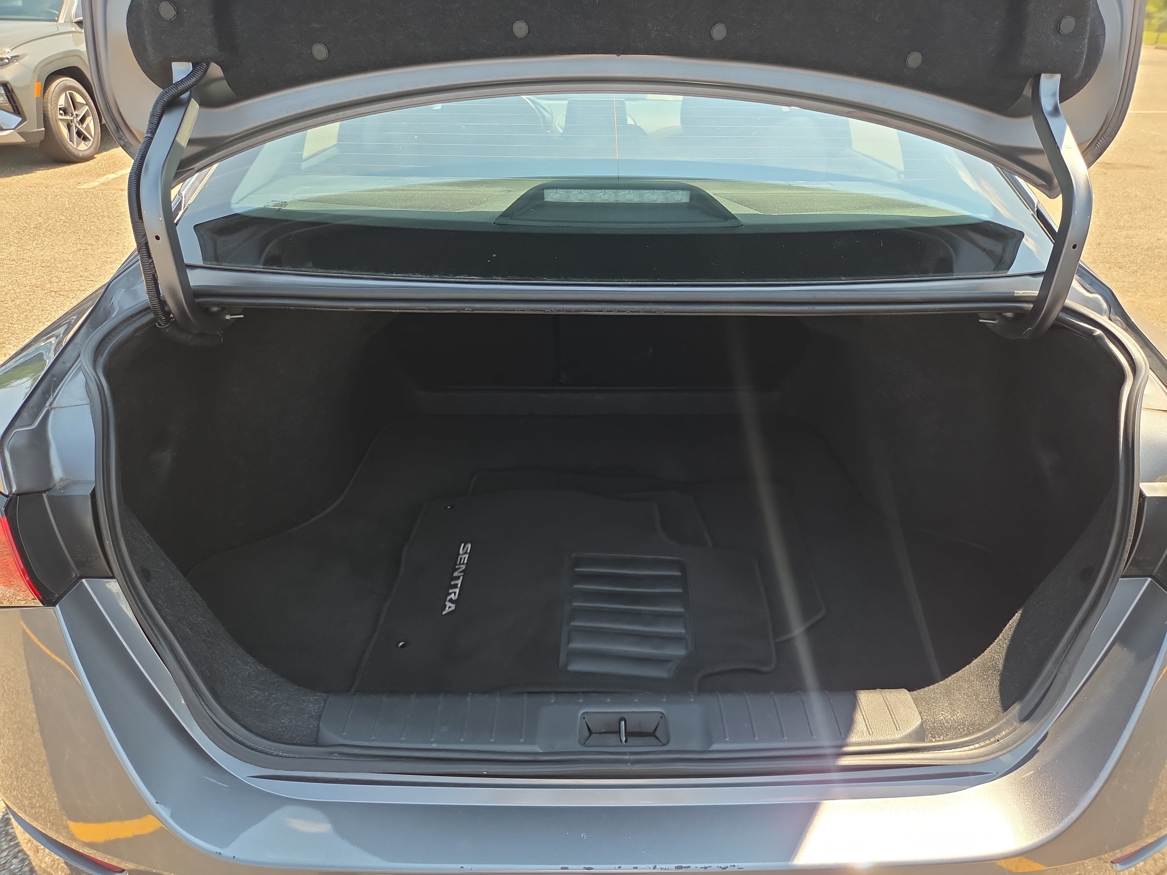 Used 2025 Nissan Sentra SR FWD image 9
