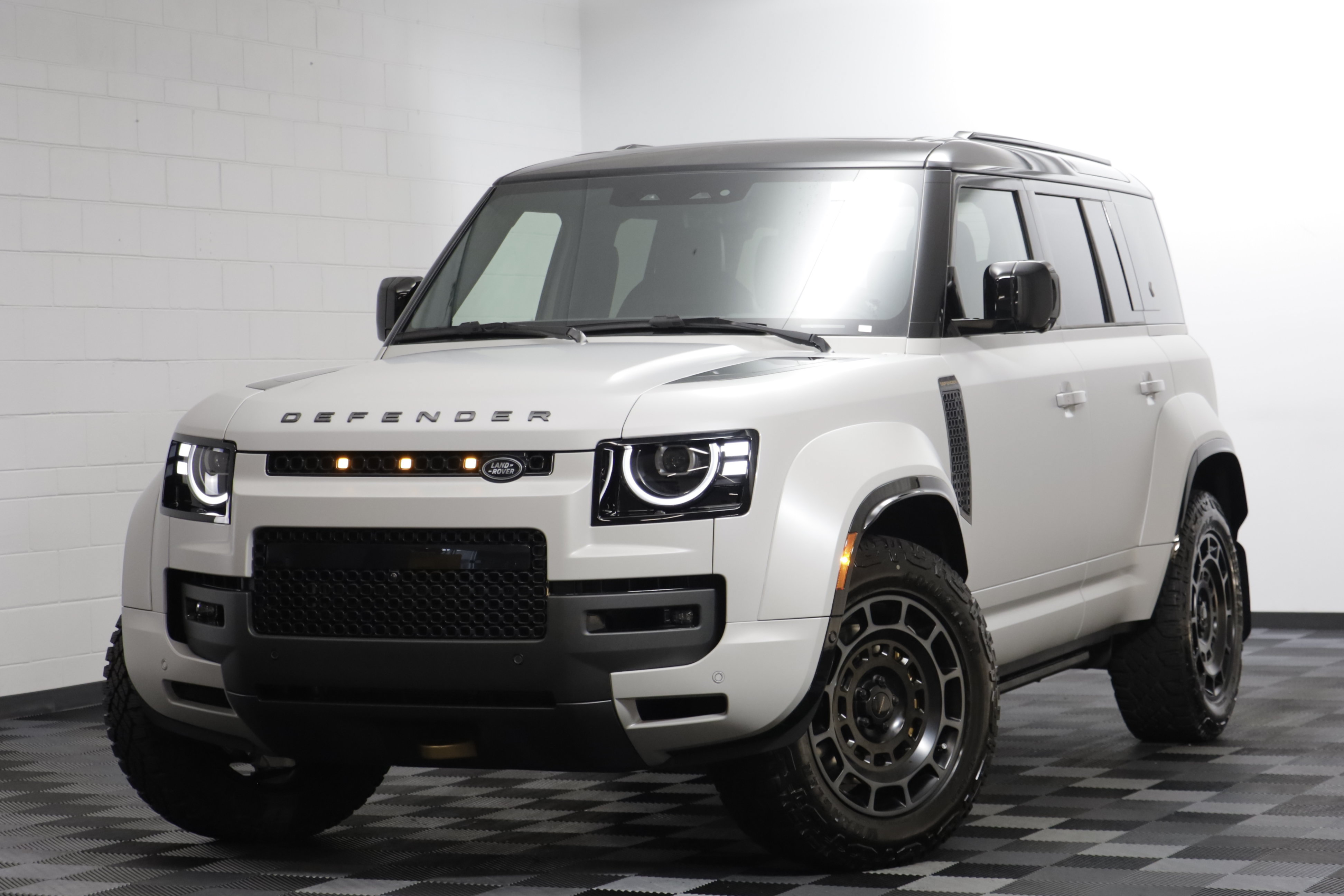 New 2026 Land Rover Defender 110 OCTA AWD/4WD image 1