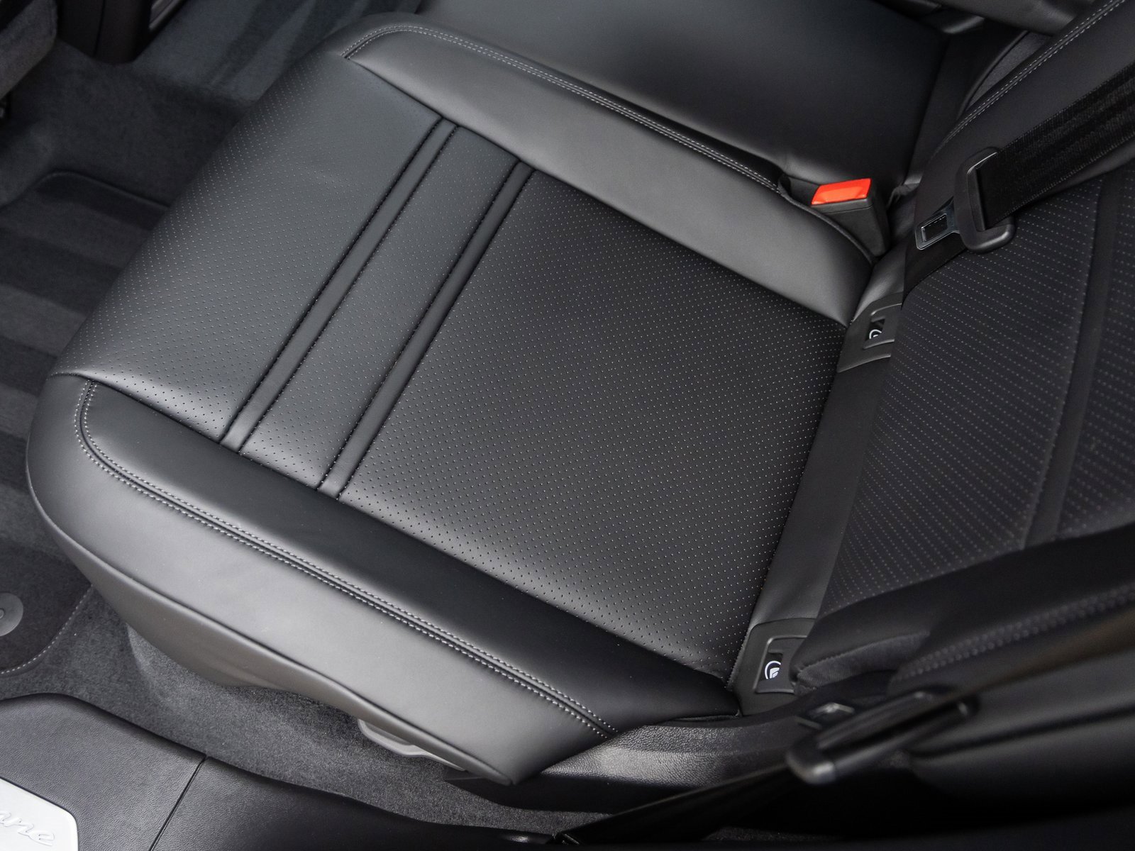 Certified 2025 Porsche Cayenne Coupe image 35