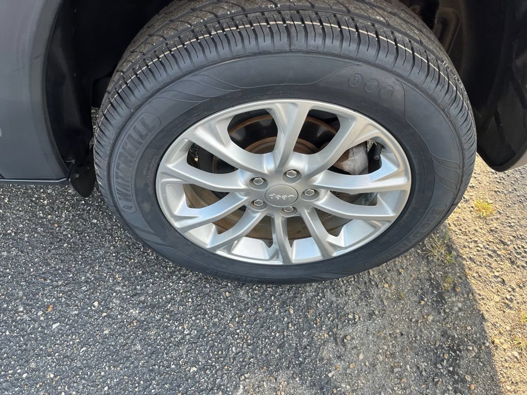 Used 2019 Jeep Cherokee Latitude w/ Popular Appearance Group FWD image 38