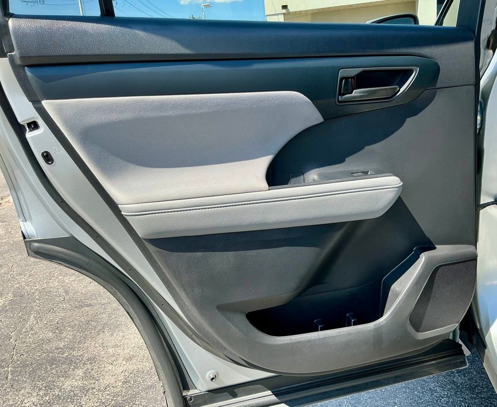 Used 2021 Toyota Highlander LE image 32