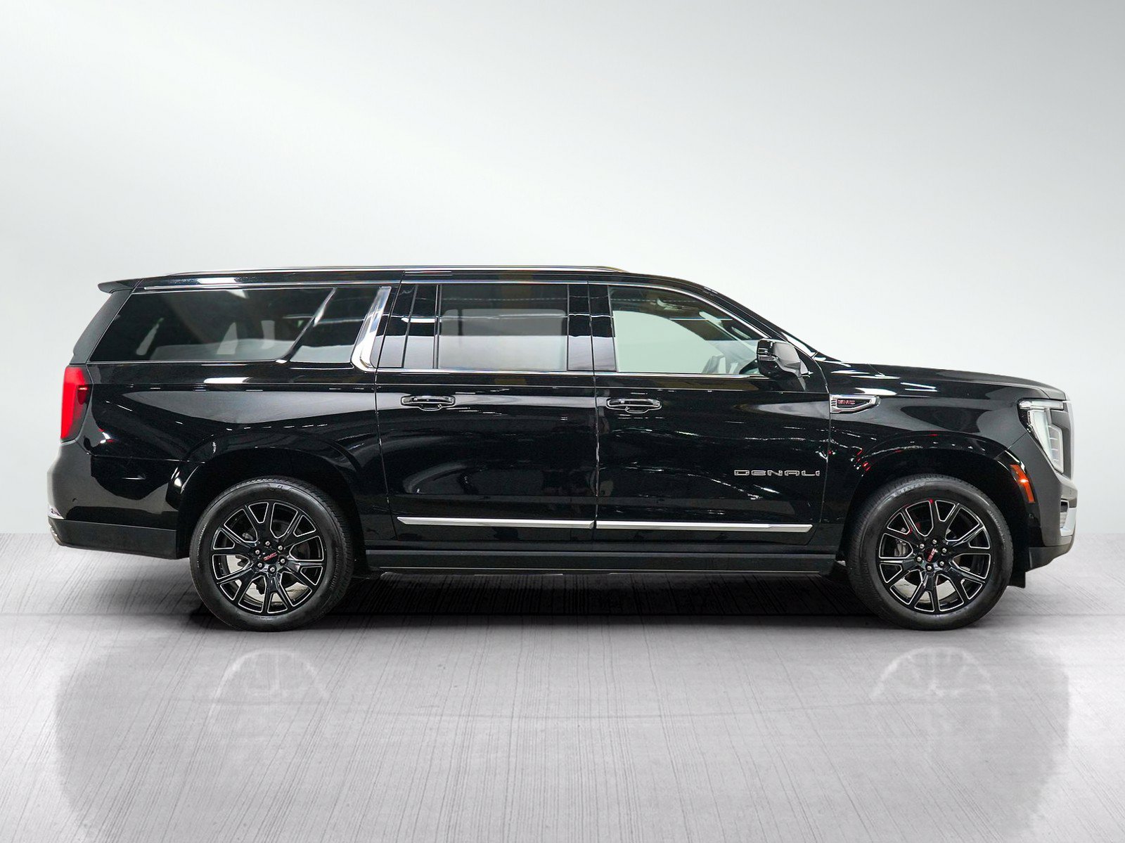 Used 2025 GMC Yukon XL Denali w/ Sun & Power Step Package AWD/4WD image 6