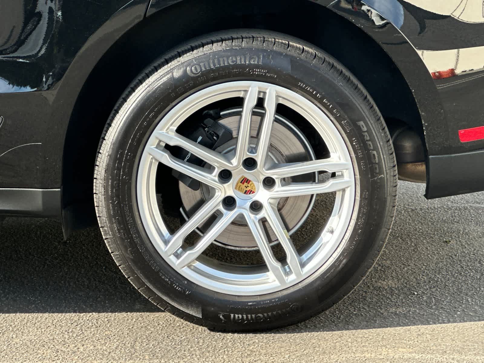 Certified 2025 Porsche Macan AWD/4WD image 31