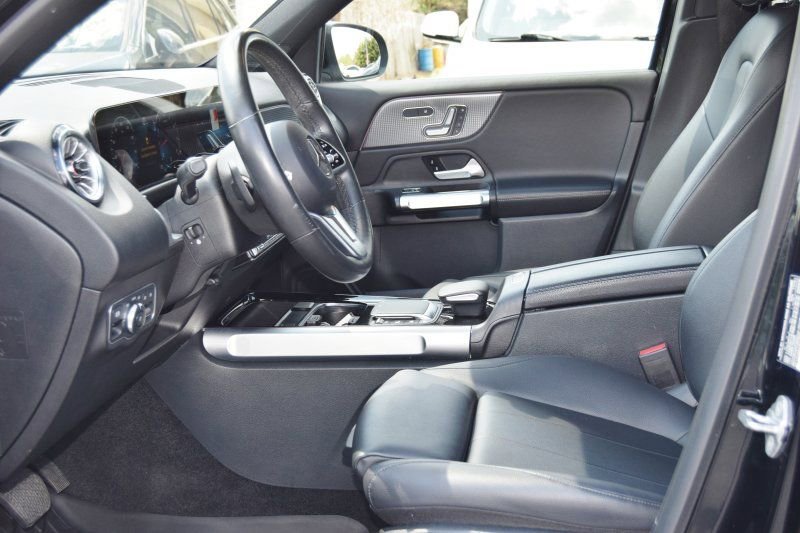 Used 2022 Mercedes-Benz GLB 250 4MATIC w/ Premium Package Lite image 19