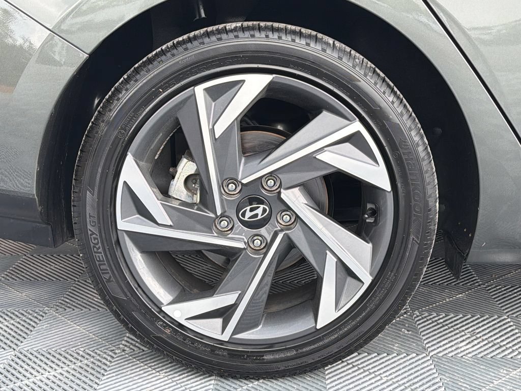 Used 2025 Hyundai Elantra Limited FWD image 21