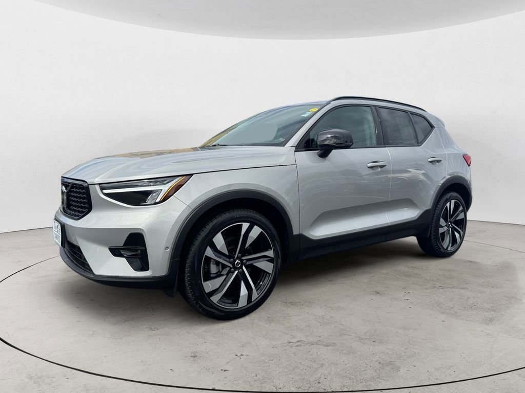 Certified 2025 Volvo XC40 B5 Plus image 2