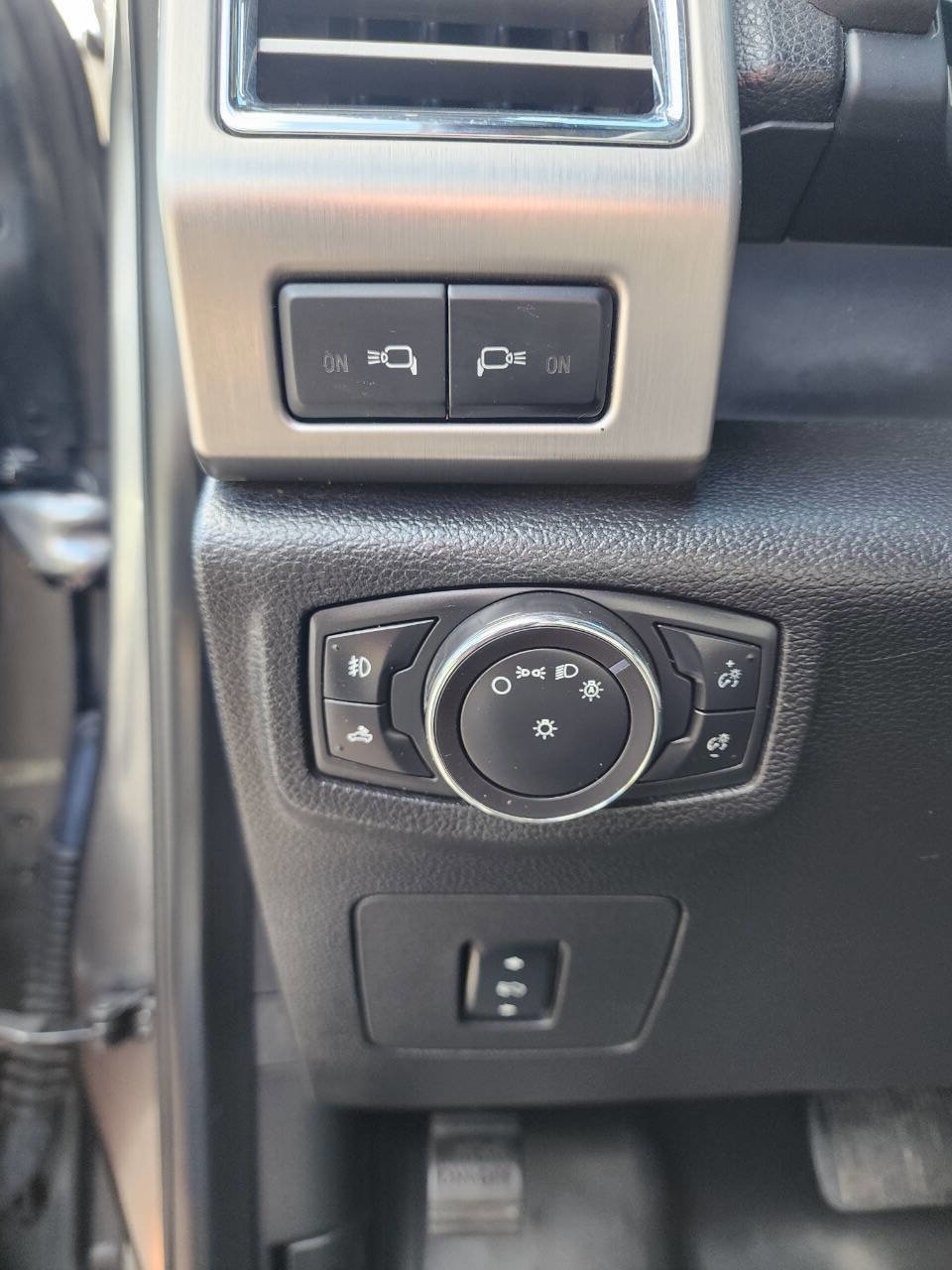 Used 2015 Ford F150 Platinum w/ Max Trailer Tow Package image 18