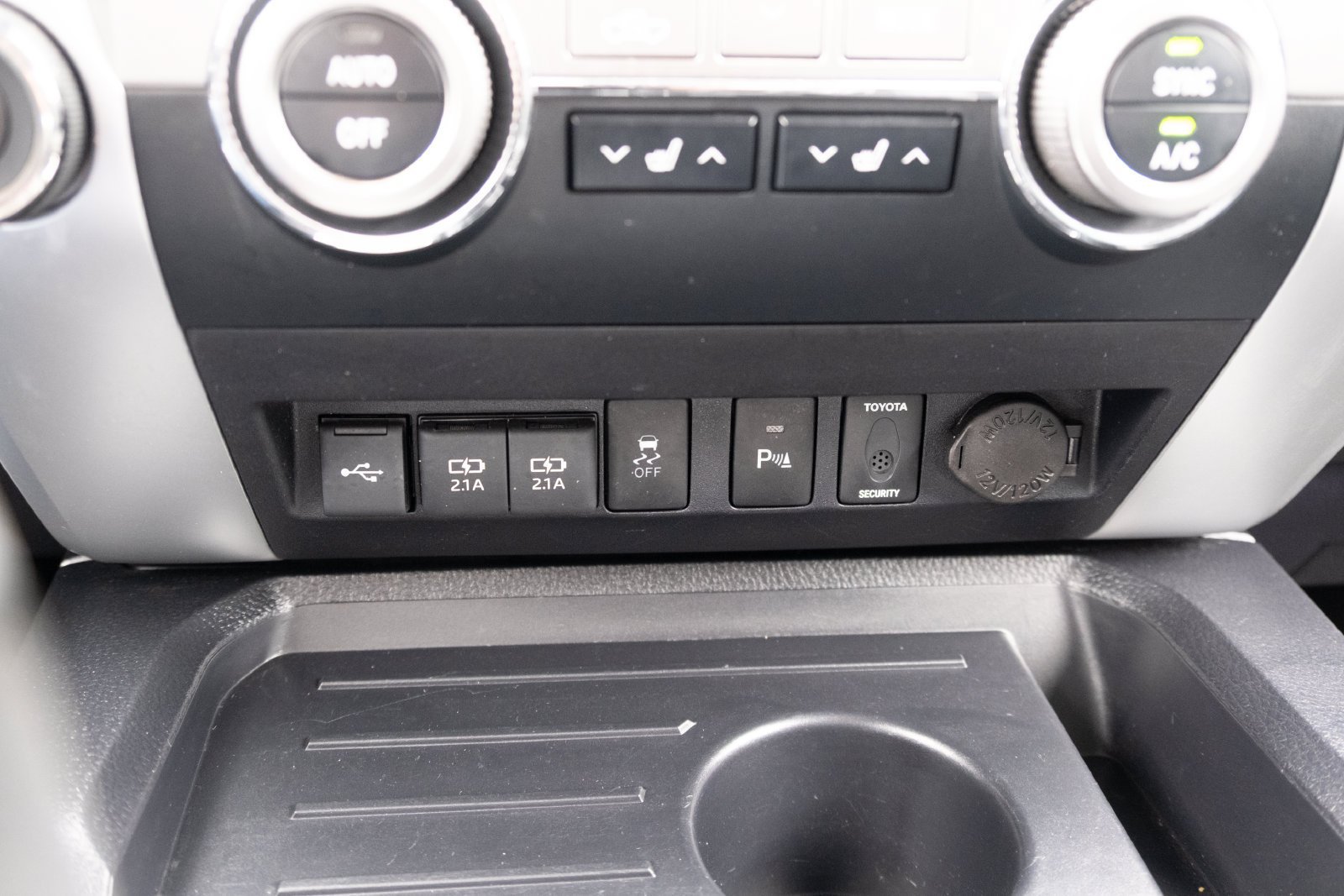 Used 2021 Toyota Tundra Limited w/ Limited Premium Package AWD/4WD image 5