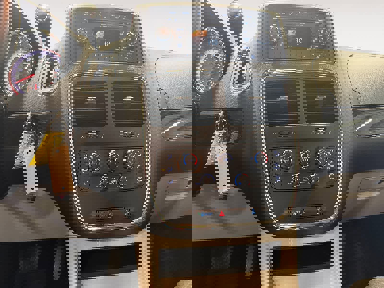 Used 2015 Dodge Grand Caravan SXT w/ UConnect Hands-Free Group image 12