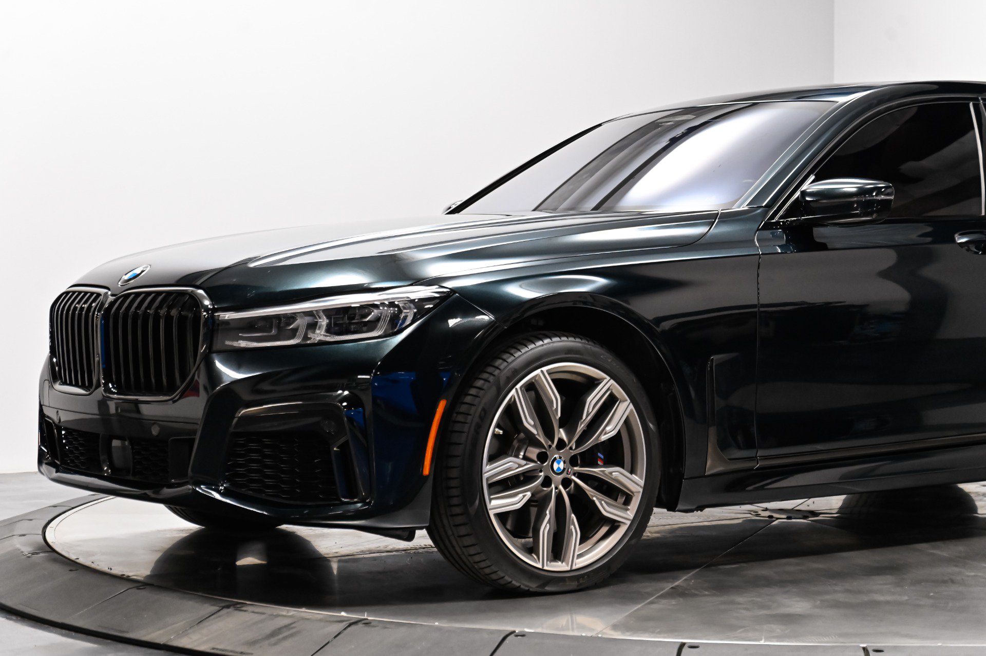Used 2022 BMW M760i xDrive AWD/4WD image 4
