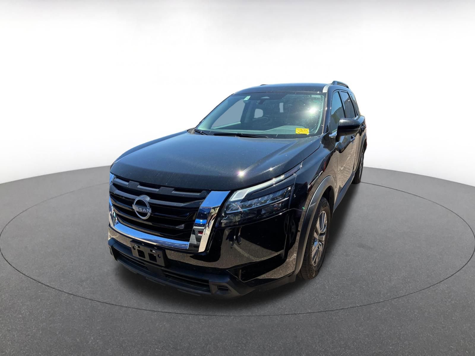 Used 2025 Nissan Pathfinder SV image 4