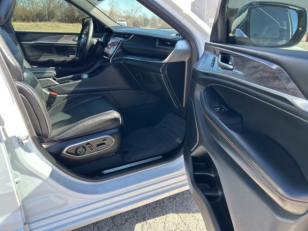 Used 2025 Jeep Grand Cherokee L Overland w/ Luxury Tech Group IV image 17