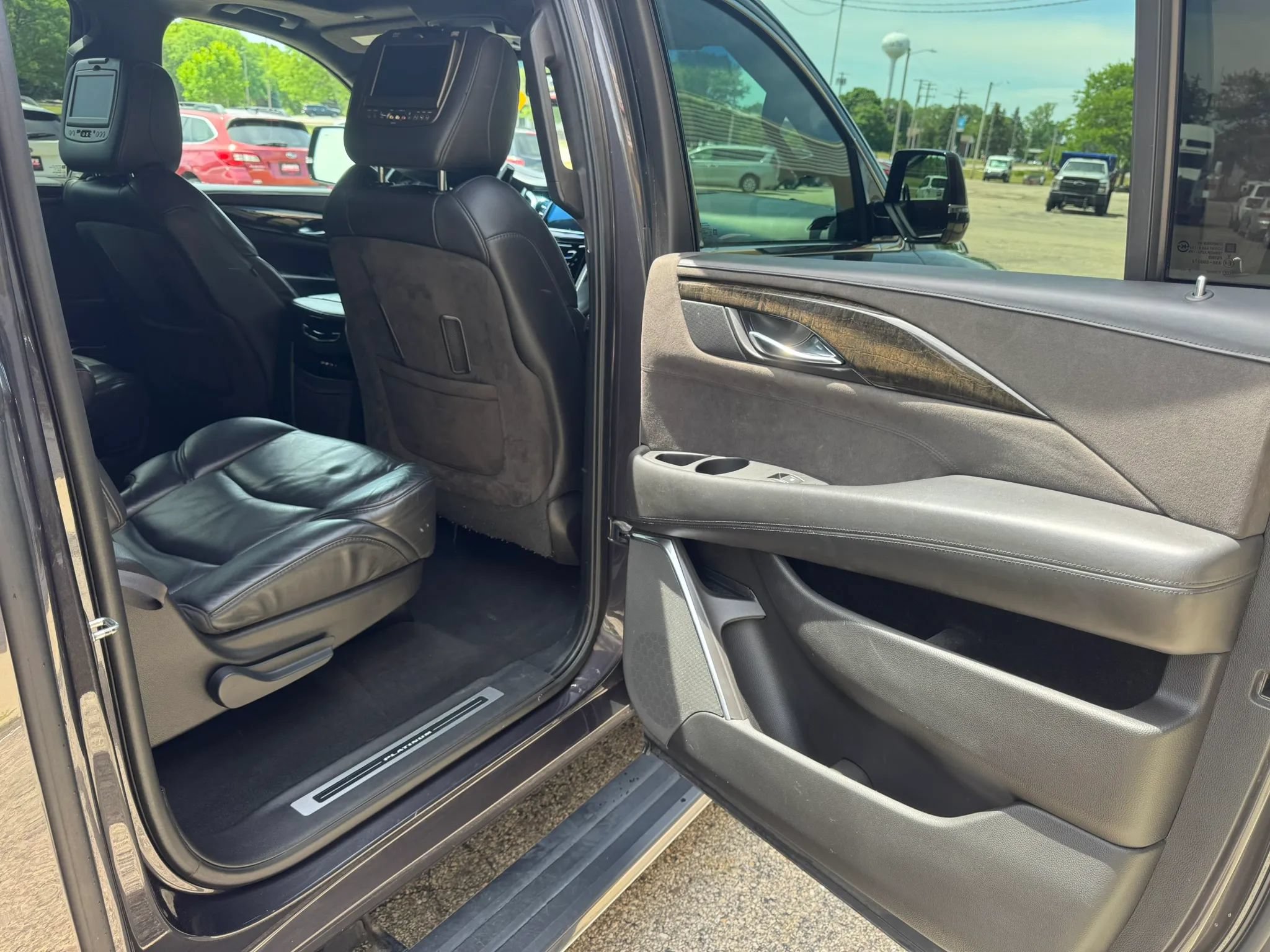 Used 2016 Cadillac Escalade ESV Platinum AWD/4WD image 16