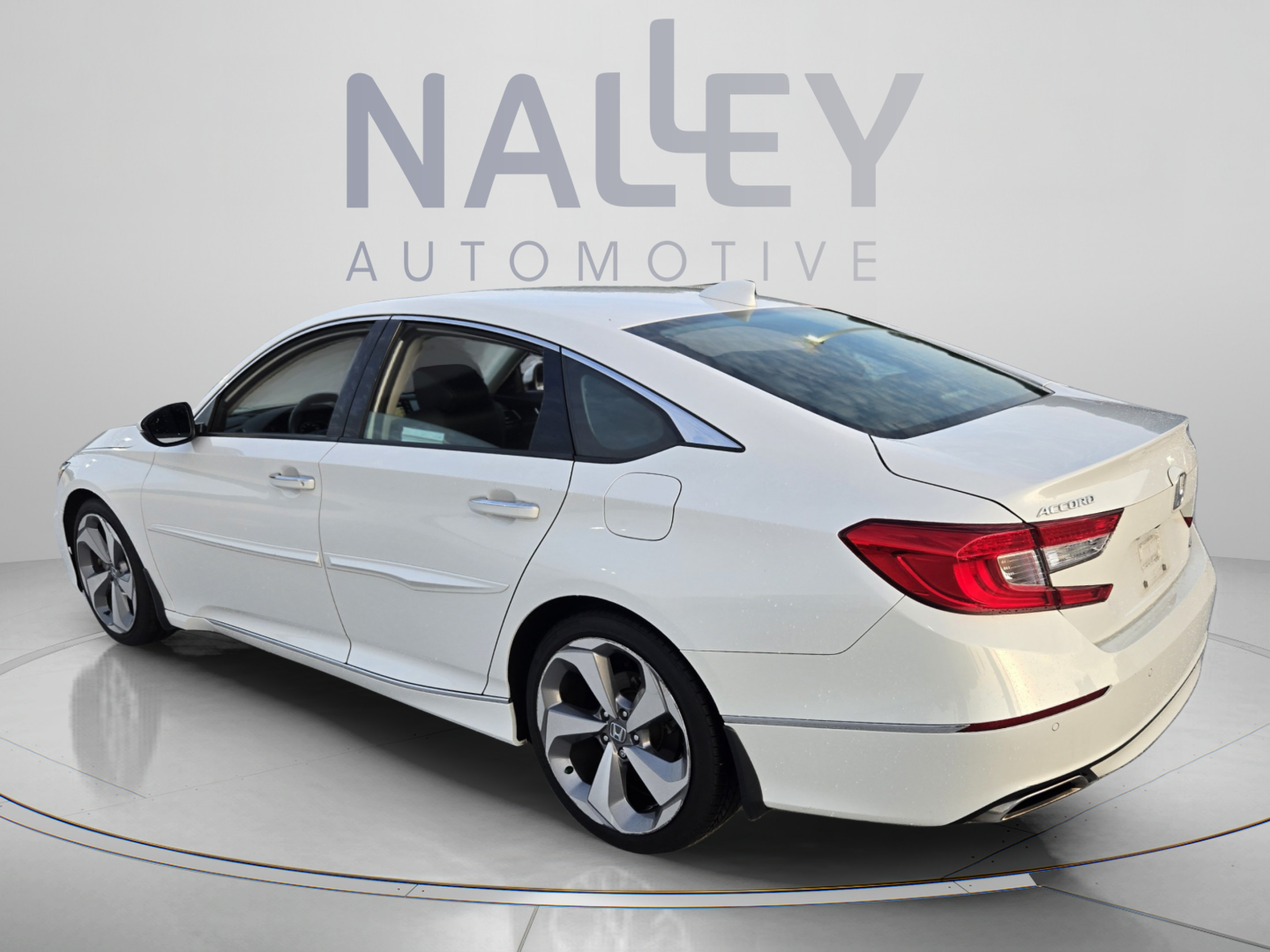 Used 2018 Honda Accord Touring image 3