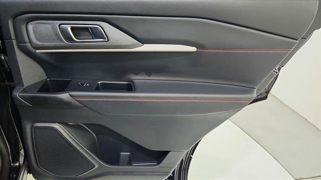 Used 2025 Ford Explorer ST-Line w/ ST-Line Street Pack image 35