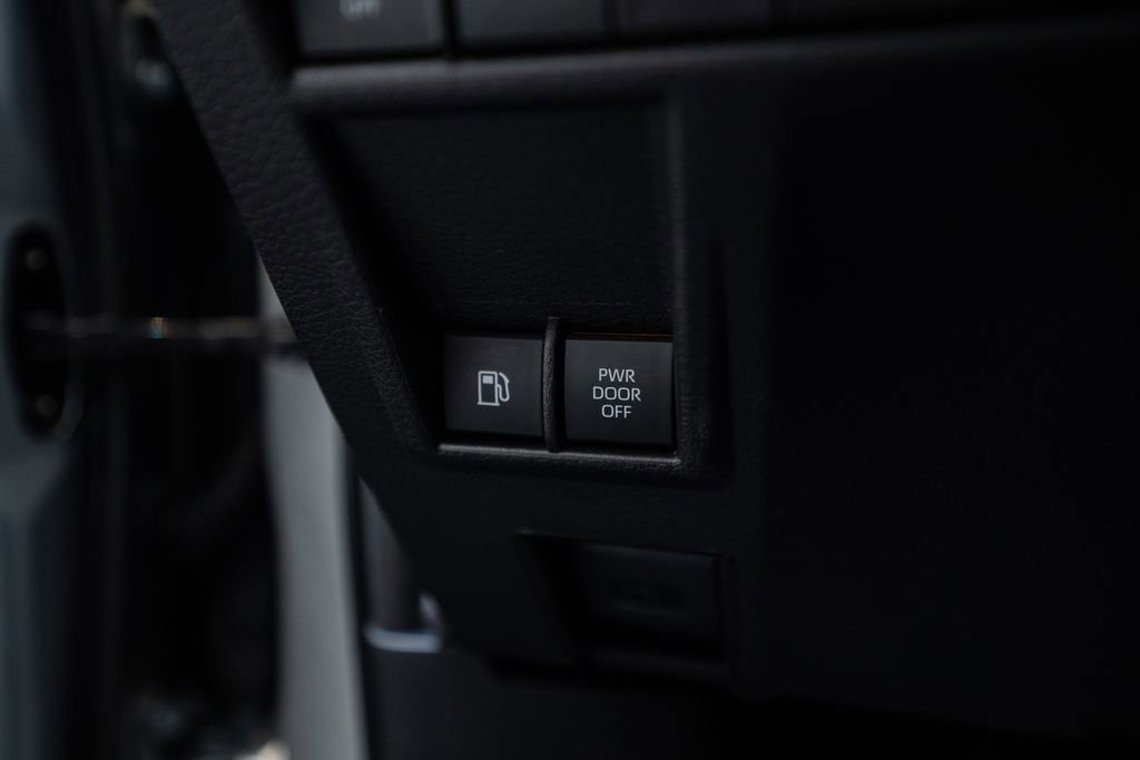 Used 2025 Toyota Sienna XLE AWD/4WD image 24