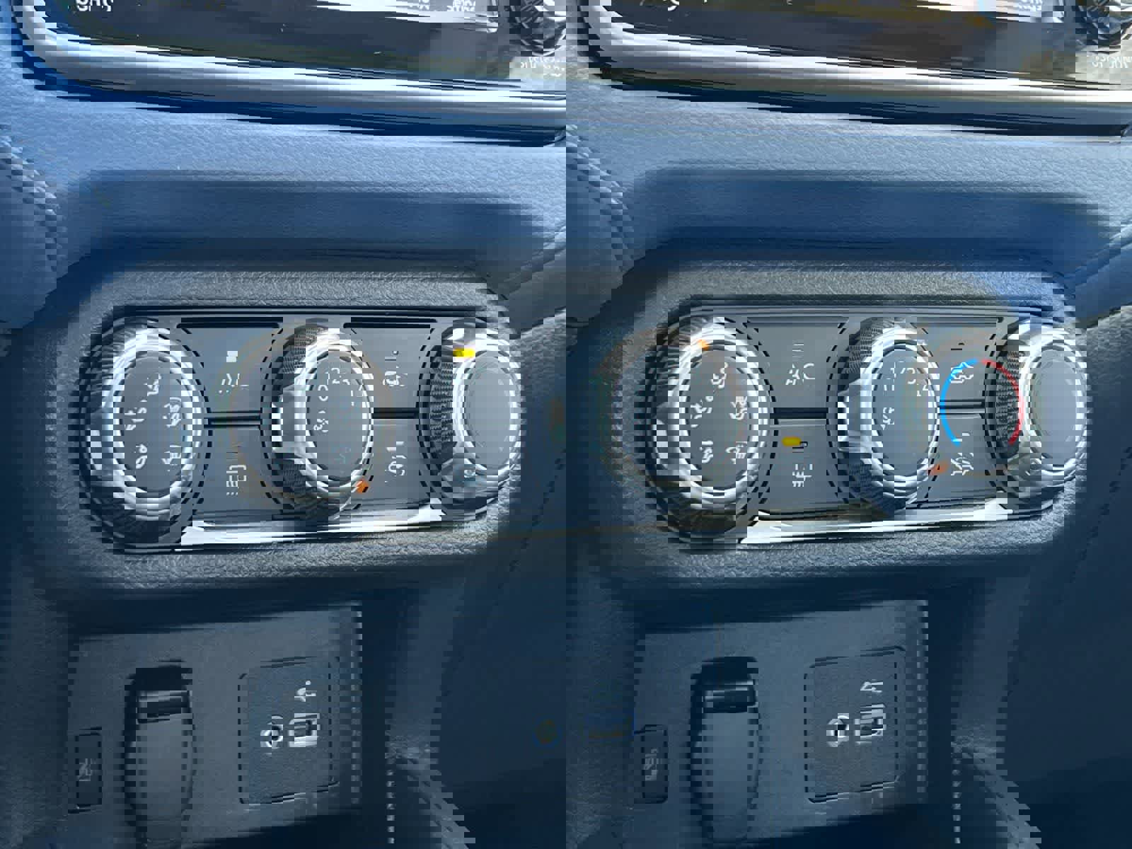 Used 2025 Nissan Versa SV image 20