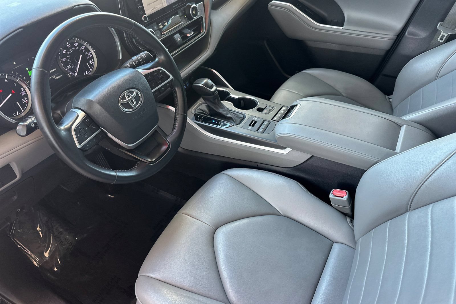 Used 2022 Toyota Highlander XLE AWD/4WD image 11