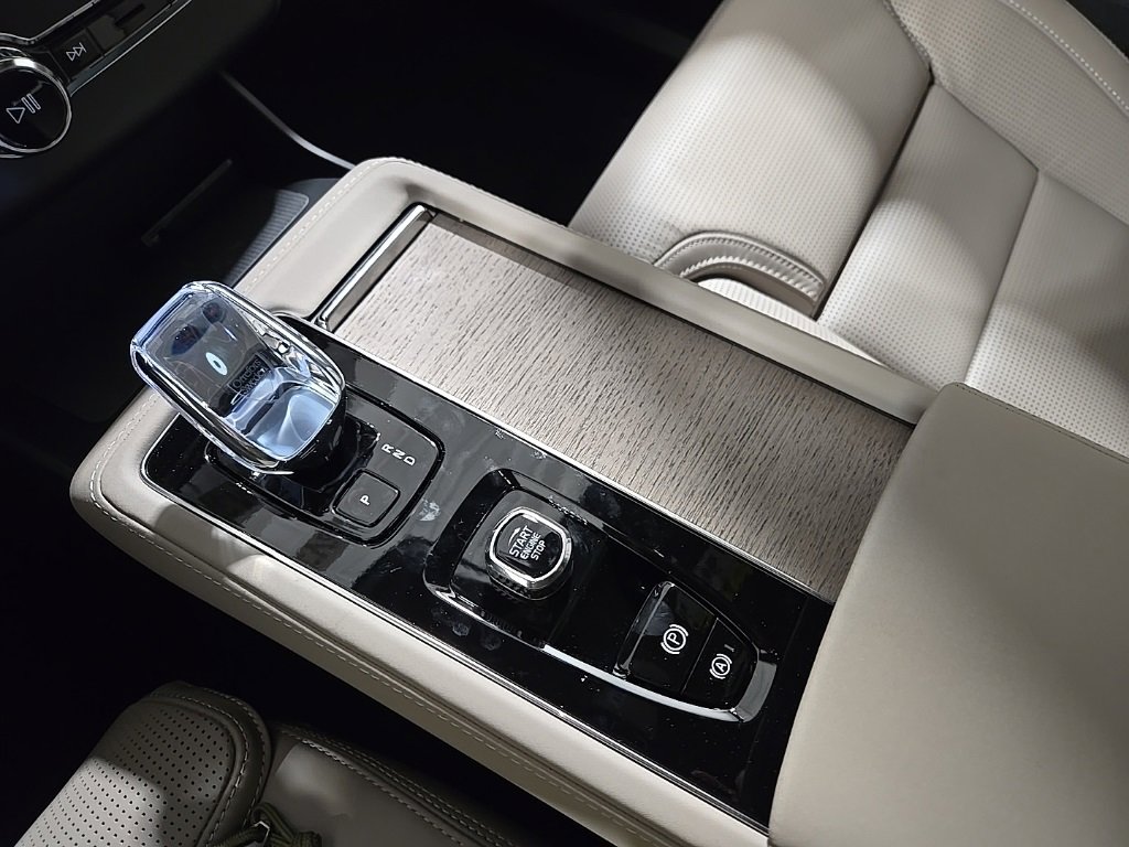 New 2026 Volvo XC90 B6 Ultra w/ Protection Package image 12