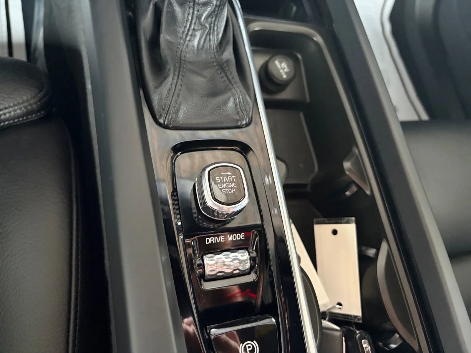 Used 2019 Volvo XC60 T5 Momentum w/ Multimedia Package AWD/4WD image 58