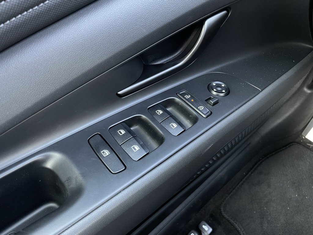 Used 2025 Hyundai Elantra Sport image 11