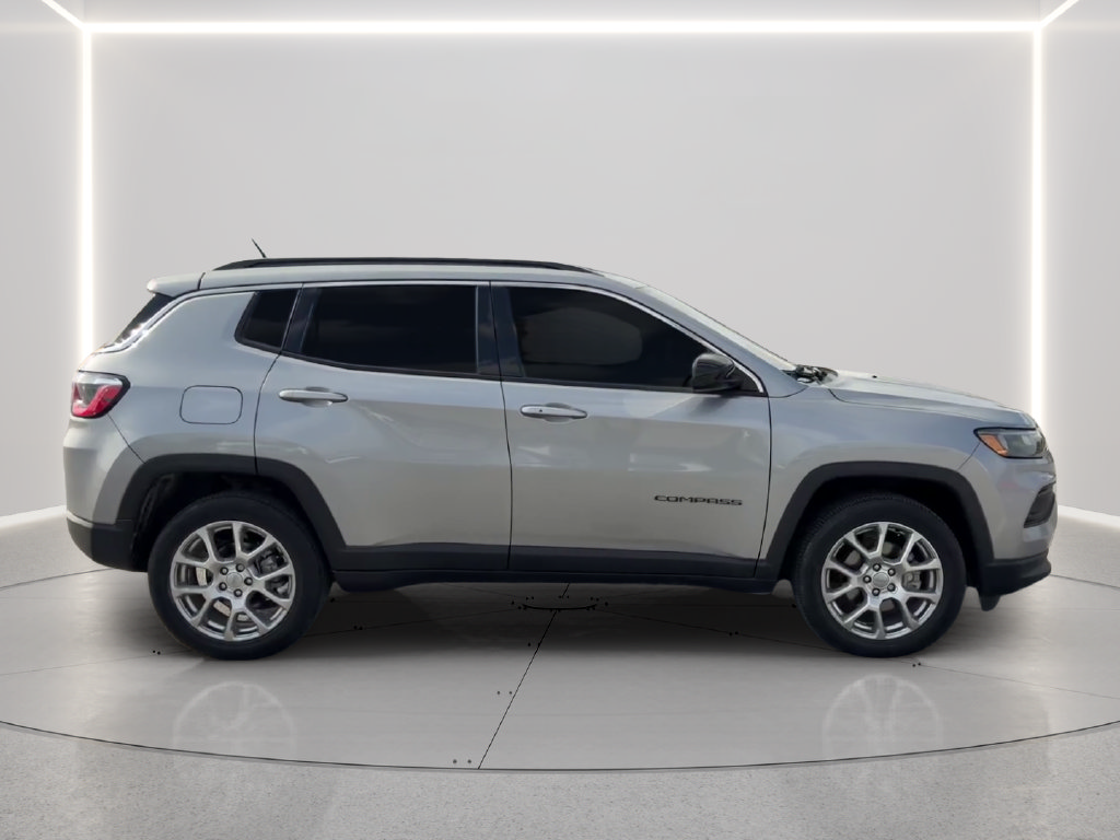 Used 2022 Jeep Compass Latitude AWD/4WD image 4