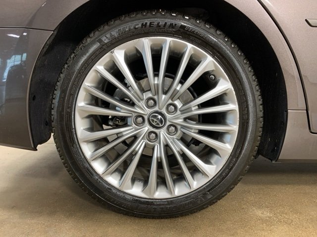 Used 2019 Toyota Avalon Limited image 39