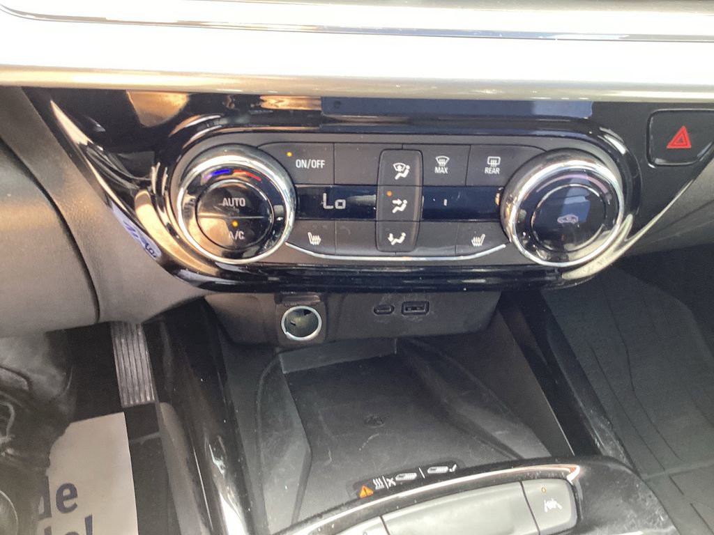 Used 2024 Chevrolet Trax LT w/ Sunroof Package FWD image 37