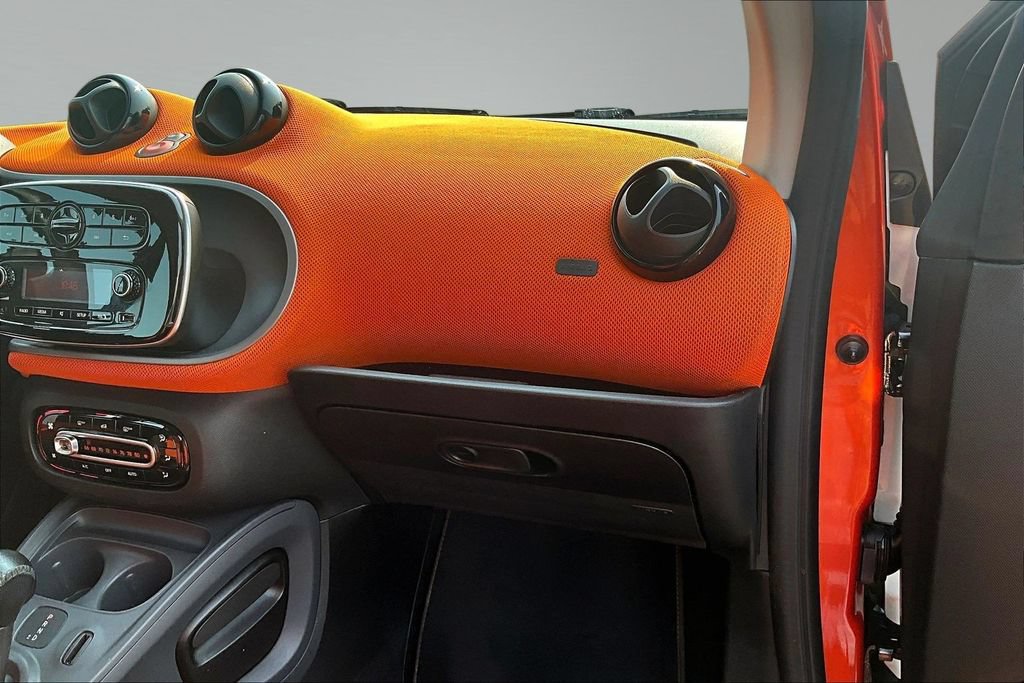 Used 2016 smart fortwo passion RWD image 15