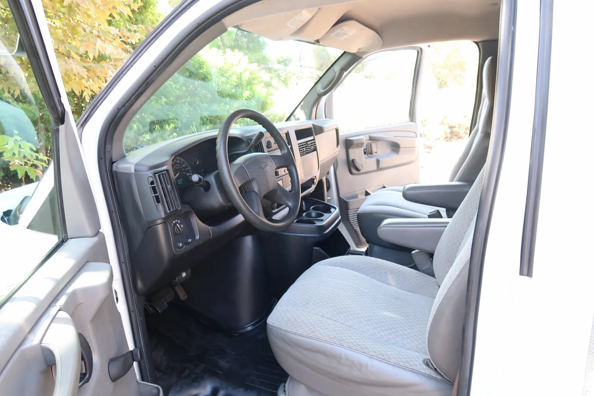 Used 2004 Chevrolet Express 3500 w/ Chrome Appearance Package RWD image 26