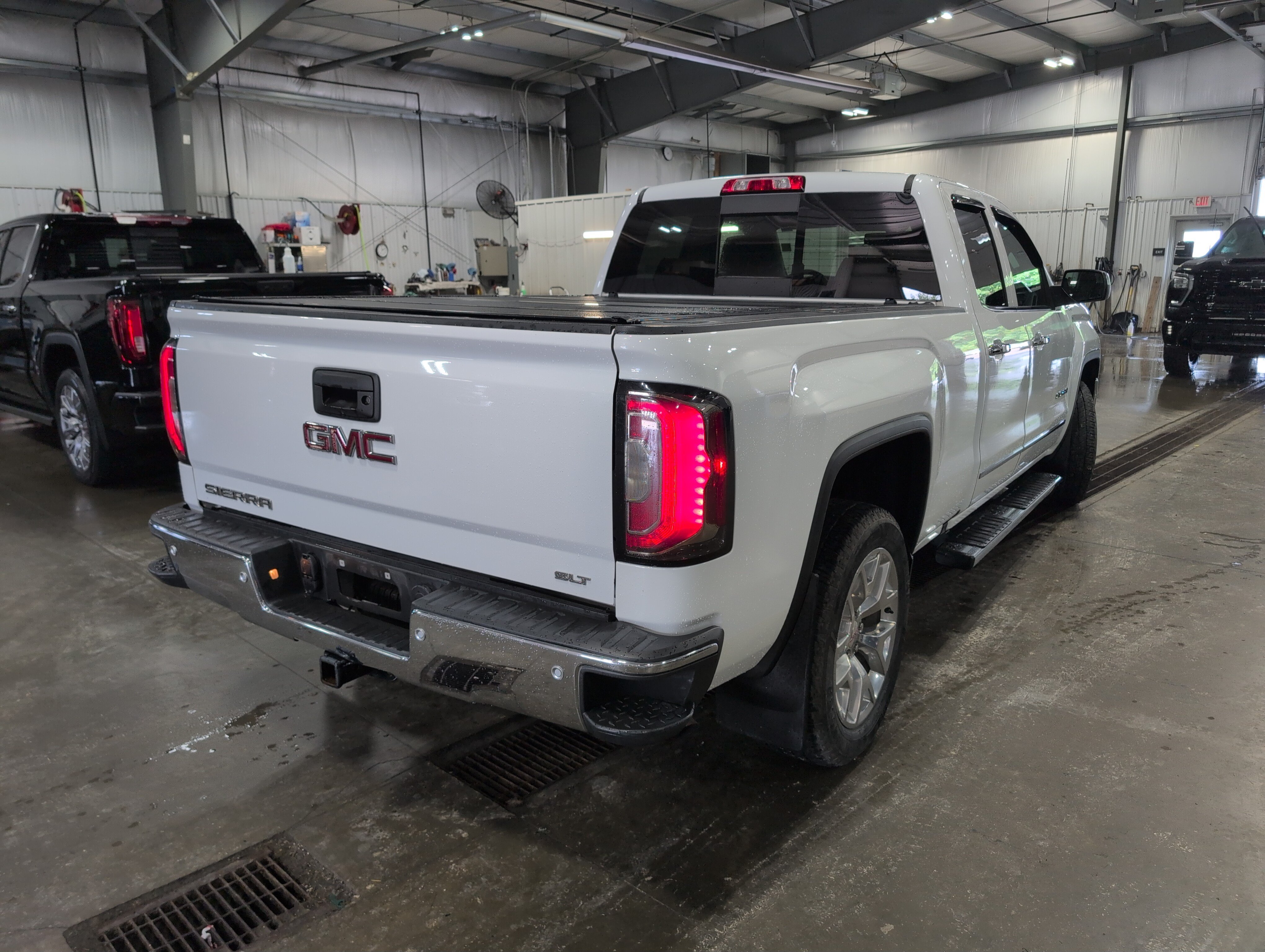 Used 2018 GMC Sierra 1500 SLT w/ SLT Premium Package AWD/4WD image 3