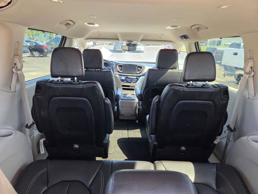 Used 2023 Chrysler Pacifica Touring-L FWD image 9
