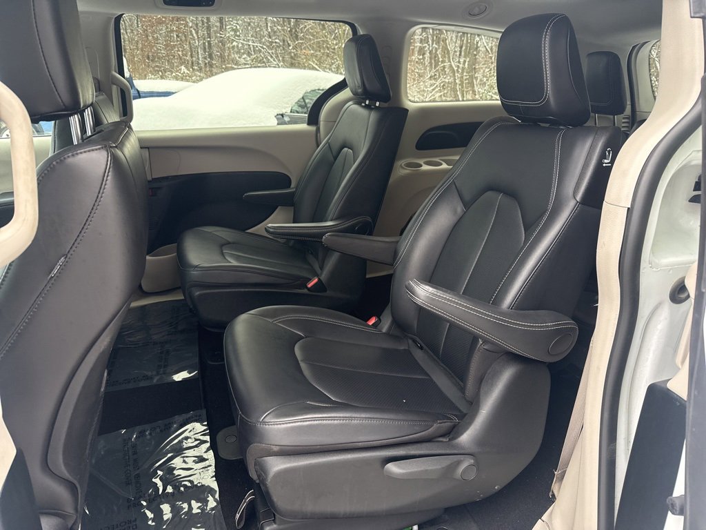Used 2024 Chrysler Pacifica Select image 35