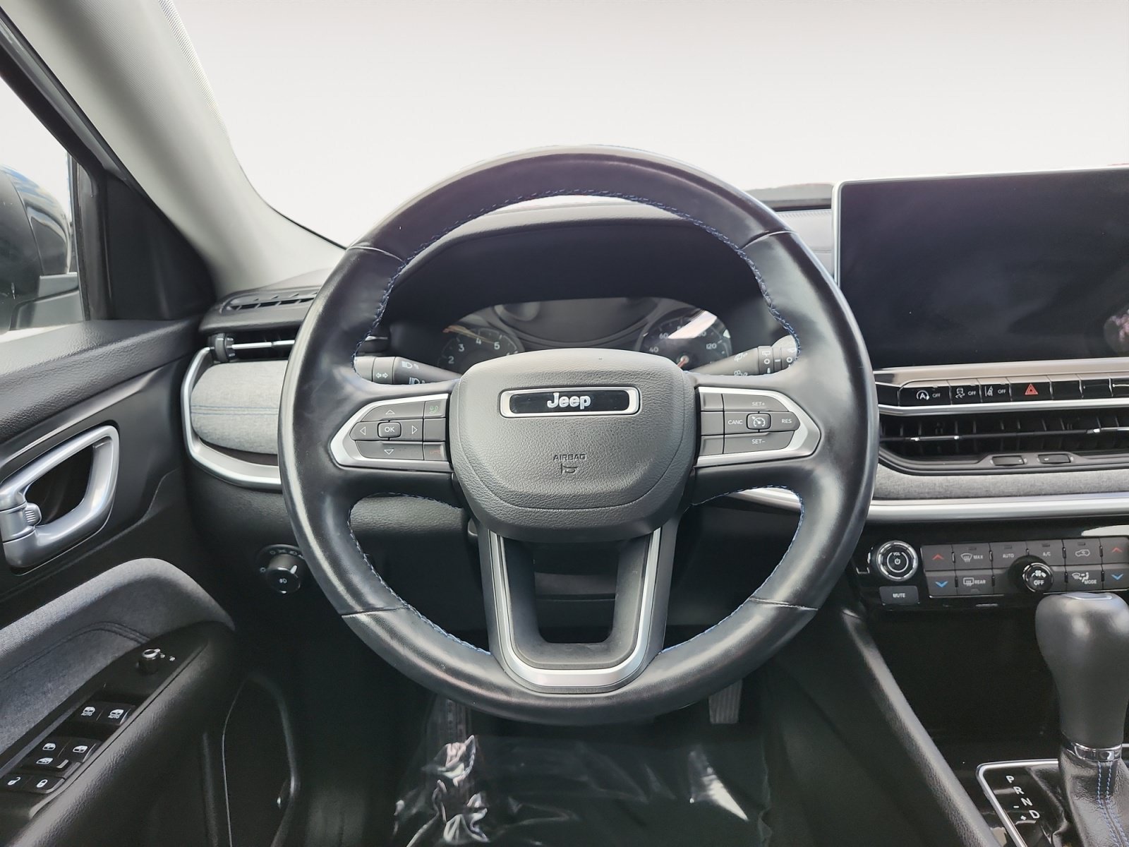 Used 2022 Jeep Compass Latitude w/ Sun and Sound Group AWD/4WD image 12