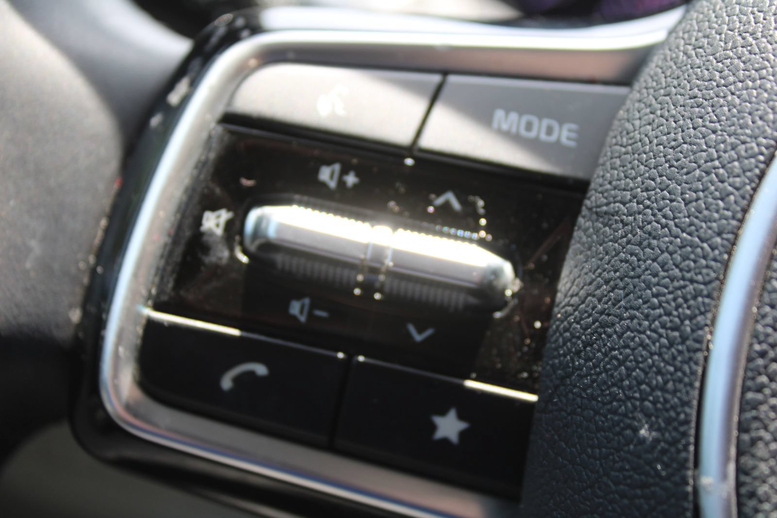 Used 2024 Kia Carnival LX FWD image 32