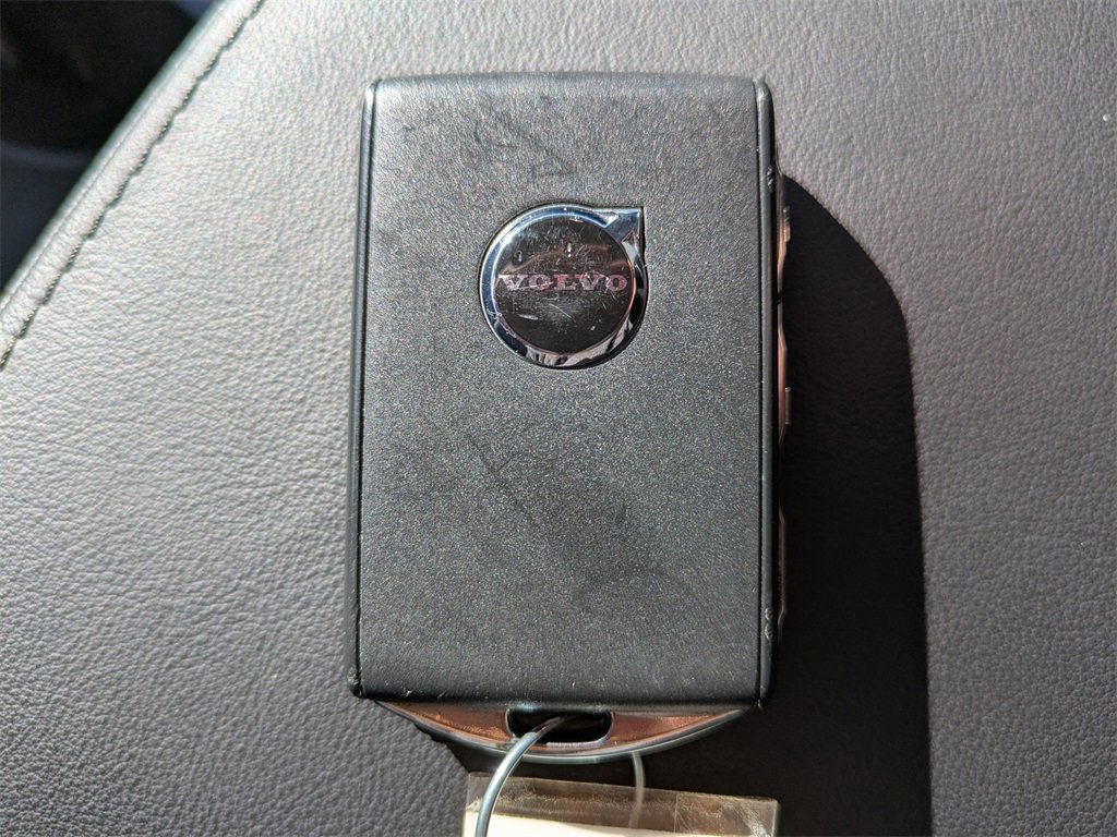 Certified 2025 Volvo XC60 B5 Plus image 30